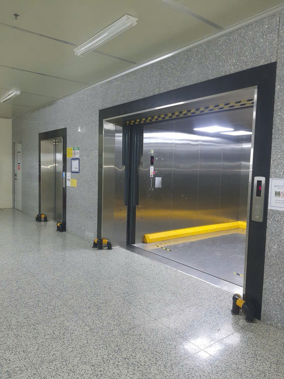 thang máy tải hàng